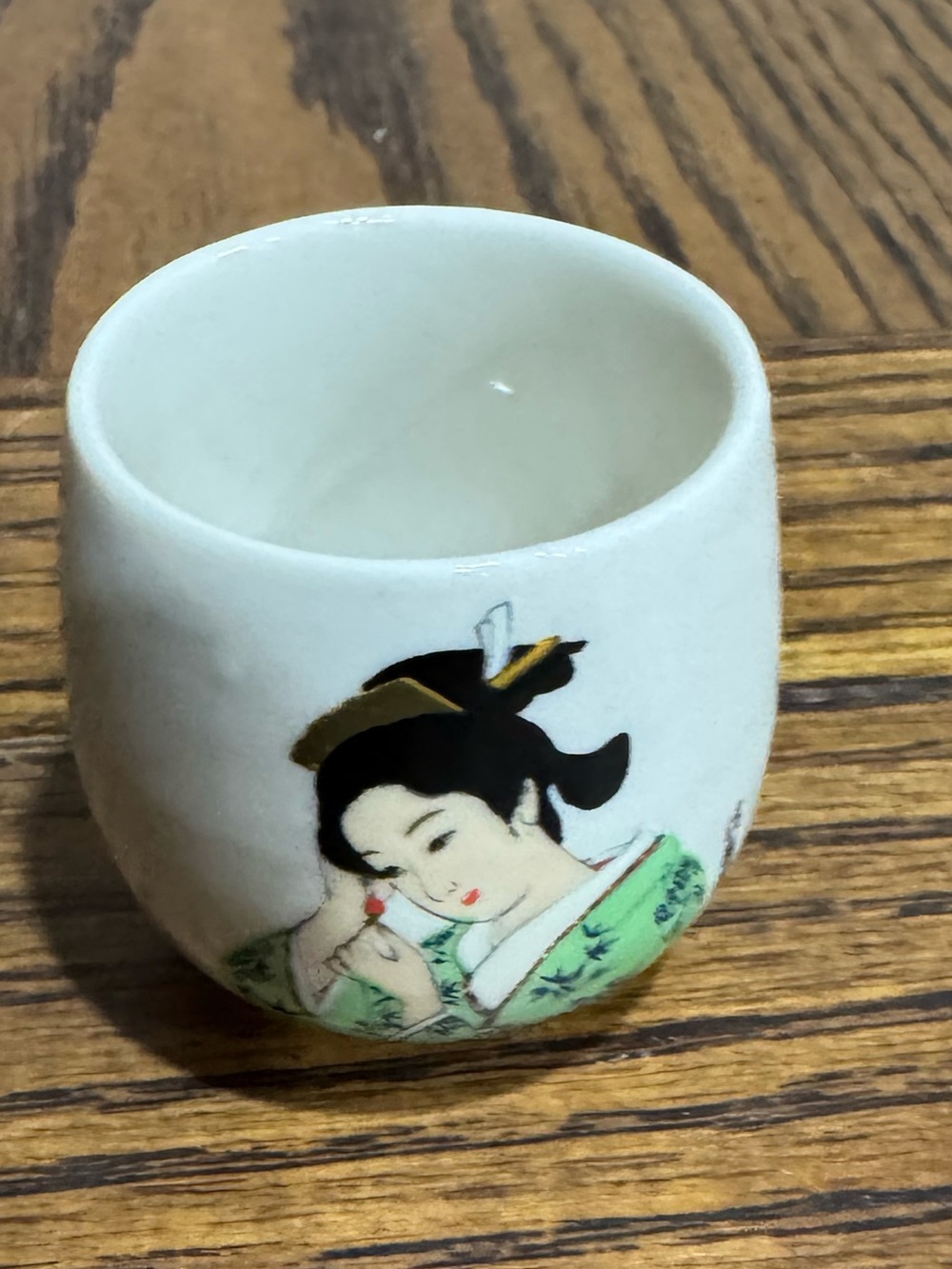 Porcelain Geisha Accent Cup - White and Green